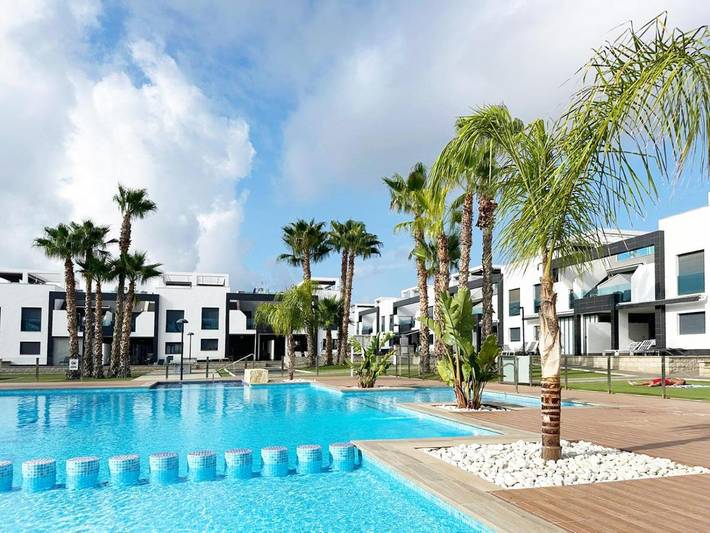 Bungalow para 5 personas, con vistas además de piscina y terraza en La Zenia