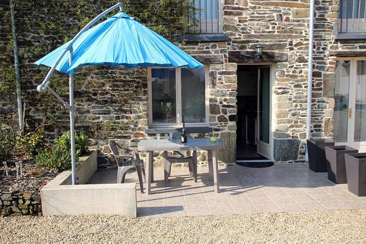 Gîte pour 4 personnes, avec jardin et piscine ainsi que terrasse et jacuzzi à Néant-sur-Yvel