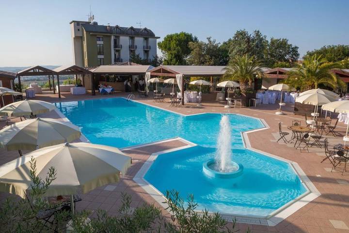 Hotel für 3 Personen, mit Balkon und Terrasse sowie Pool und Ausblick