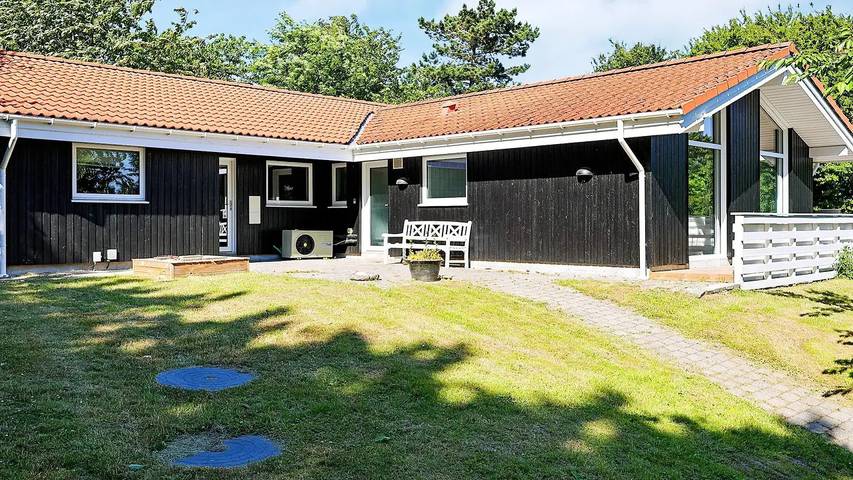 Ferienhaus für 13 Personen, mit Pool und Sauna sowie Whirlpool und Garten