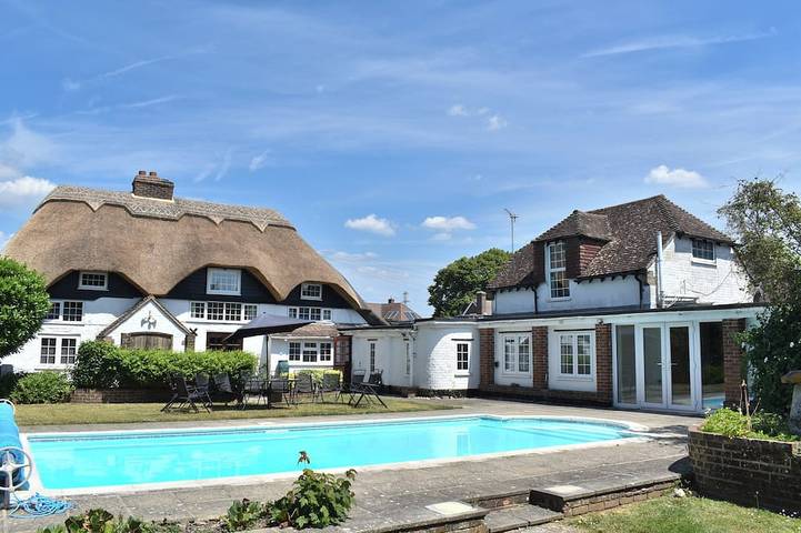 Cottage for 14 people, with garden and terrace in Bosham