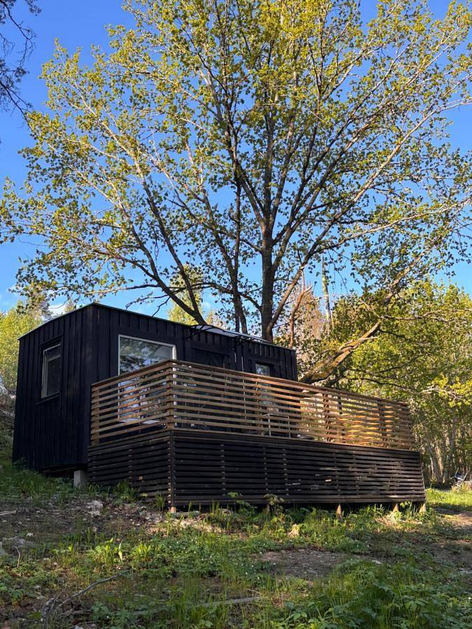 Location de vacances pour 2 personnes, avec vue ainsi que jardin et balcon dans Orebro
