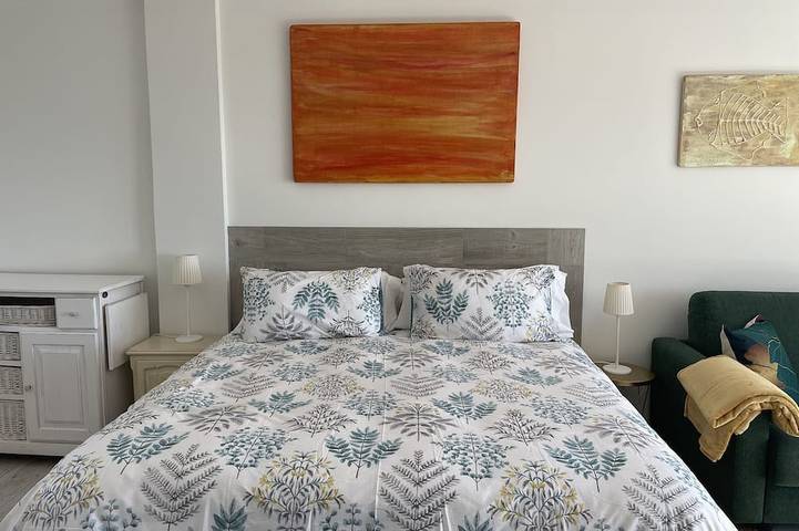 Entire apartment, Beautiful coastline in Las Chapas, Marbella