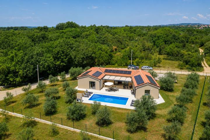 Villa für 6 Personen, mit Terrasse und Garten sowie Pool in Kaštel (Plovanija)