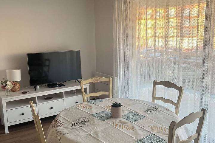 Entire apartment, Small cocoon of 33m2, beautiful sea view, 50 m from the beach in Sainte Cécile Plage, Camiers