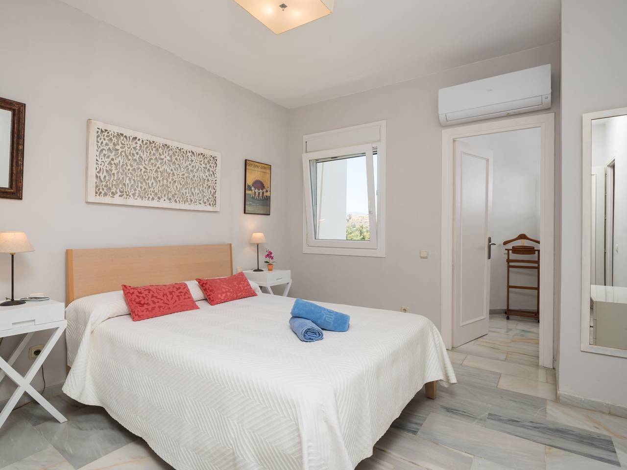 Entire apartment, Vista Levante in Playa de Guadalobon, Estepona