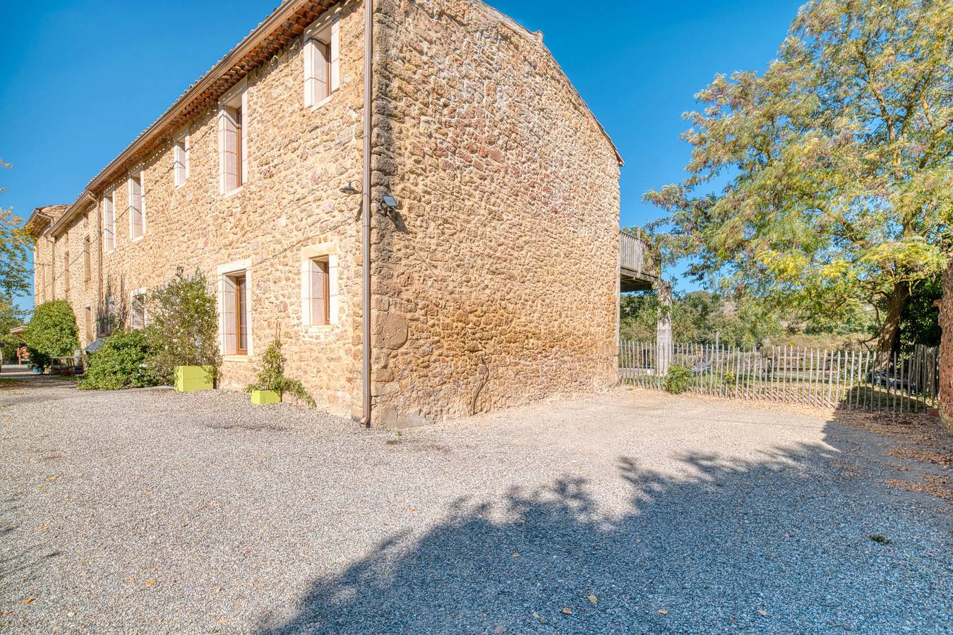 Casa de Vacaciones 'Jasmin' con Vista a la Montaña, Piscina Compartida y Wi-Fi in Plavilla, Región de Carcassonne