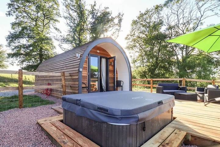 Holiday rental for 2 people, with hot tub and garden, with pets in Worcestershire