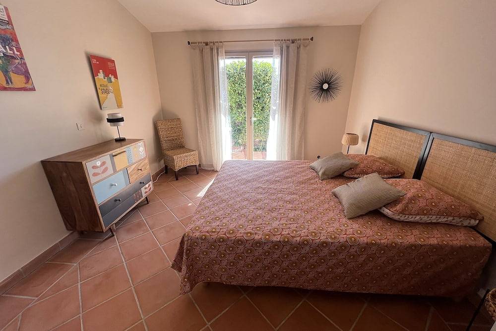 \"La villa rouge Luberon\" near Roussillon with view, air conditioning and heated pool in Gargas, Regionaler Naturpark Luberon