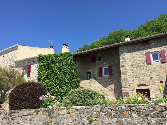 Gîte pour 4 personnes, avec jardin à Véranne