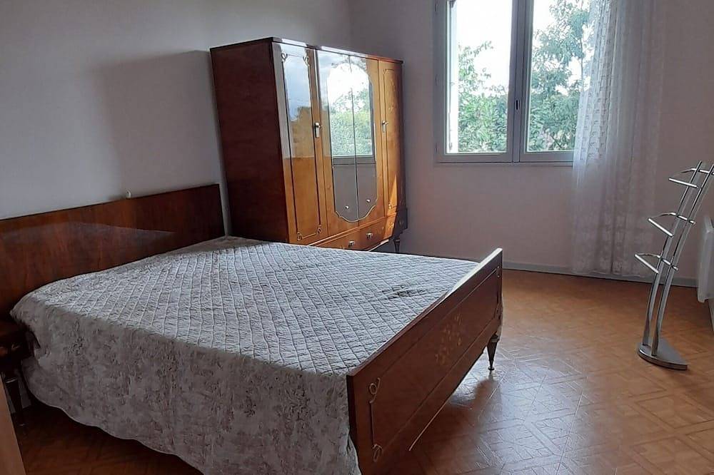 Quiet, 70s-style house with large garden in the heart of the Lot et Garonne region in Saint-Étienne-de-Fougères, Región de Villeneuve-sur-Lot