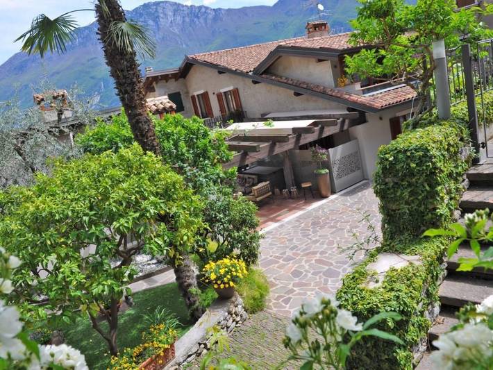 Ferienwohnung für 4 Personen, mit Balkon und Terrasse sowie Garten und Seeblick in Limone sul Garda