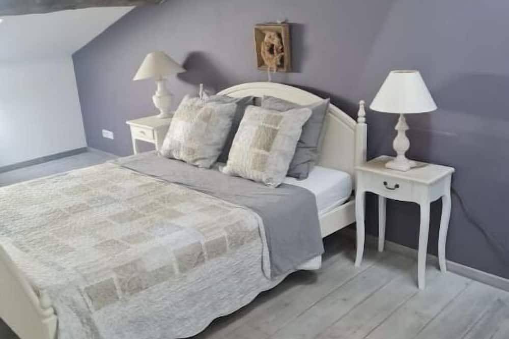 Stylish, spacious farmhouse 'Crouzillac' with private heated pool in La Sauvetat-sur-Lède, Villeneuve-sur-Lot region