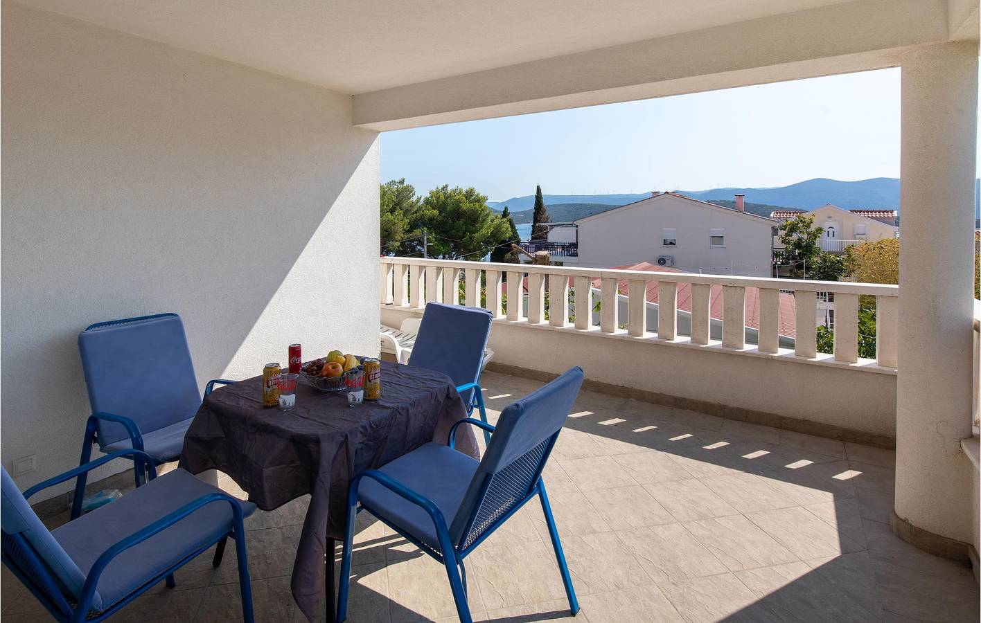 Ganze Ferienwohnung, Gemütlich, 1,5 km vom Strand entfernt: Apartment mit Meerblick, Terrasse und Parkplatz in Klek, Dubrovnik-Neretva