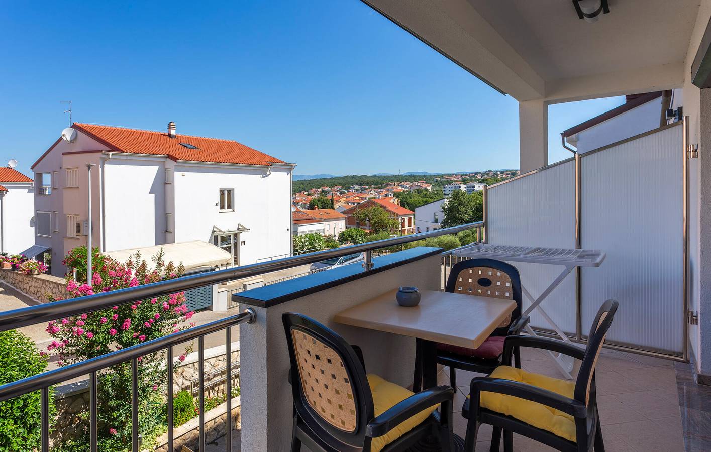 Ganze Ferienwohnung, Gemütliche Ferienwohnung mit Terrasse, WLAN und Garage, 2,5 km vom Strand entfernt in Malinska-Dubašnica, Krk