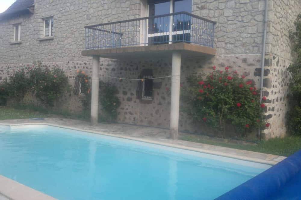 Maison avec piscine toute équipée dans le Cantal in Celles (Cantal), Région de Saint-Flour
