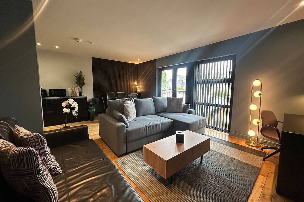 Entire apartment, Spacious 2 Bd Apt w/Fast Wifi+Cabletv+Audio System in Cardiff, Cardiff region