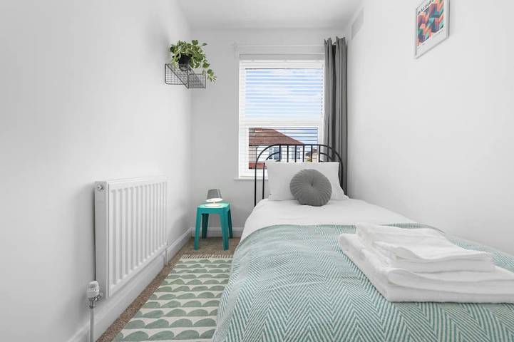Modern 3 bed home ideally located close to Coventry City Centre, w/parking in Coventry, Birmingham Area