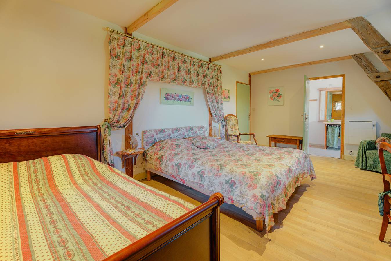 Chambre d'hôtes 'Les Hortensias Roses' (en anglais) in Boisgervilly, Région de Rennes