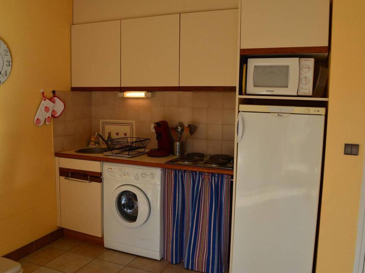 Appartement entier, Studio cabine 4 pers, proche plage, vue rue et montagne in Côte Vermeille, Banyuls-sur-Mer