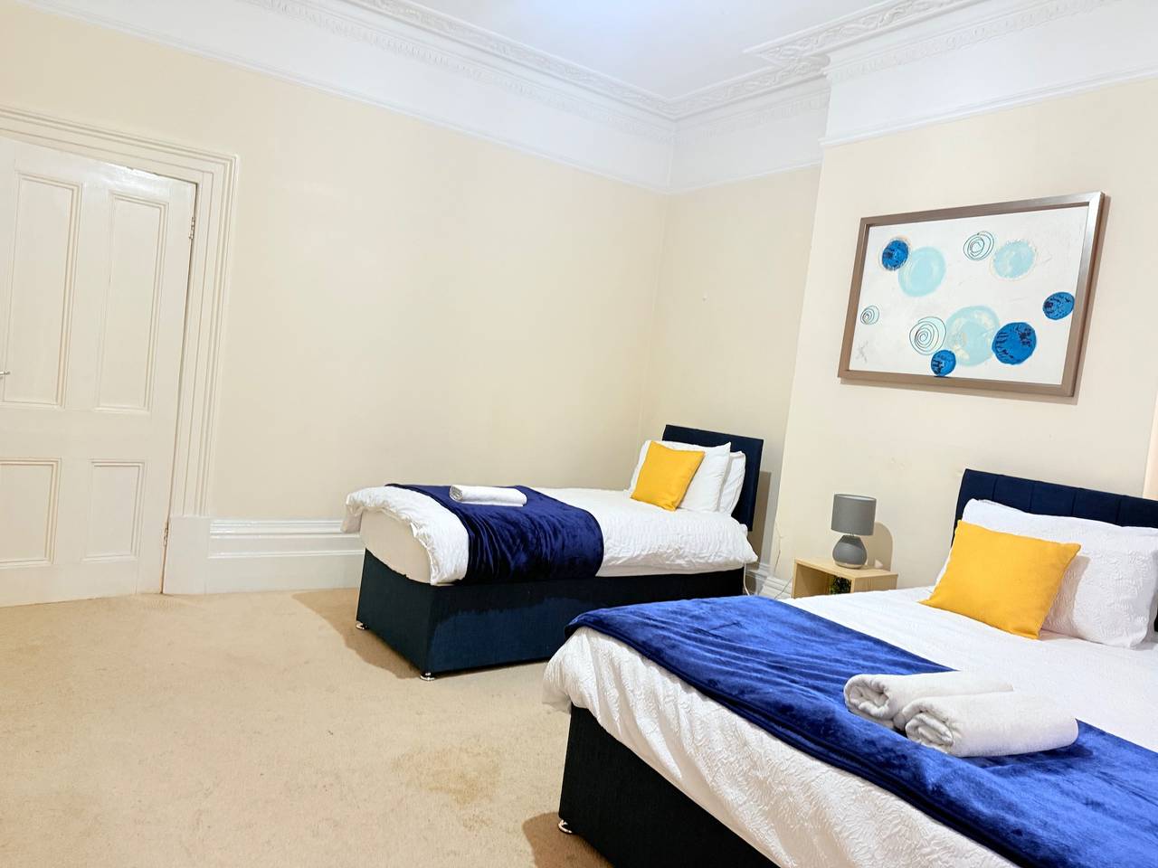 Entire holiday apartment, 1 Bed Flat - Sleeps 5 - Parking - Wifi in Leicester, Heart of England