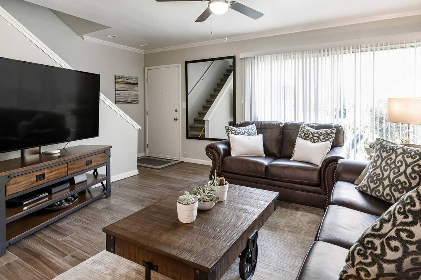 Entire apartment, Rustic Modern Townhouse Old Town 4 Heated Pools in Camelback Mountain, Scottsdale