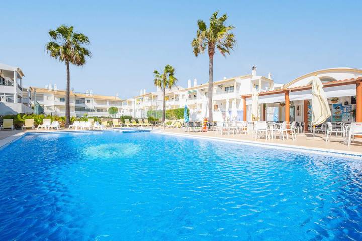 Villa for 7 people, with pool and garden in Albufeira