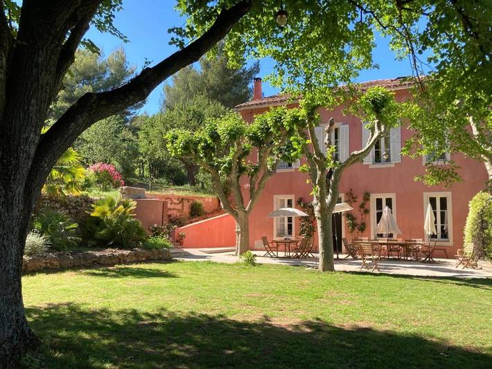 Location de vacances pour 2 personnes, avec Terrasse ainsi que Jardin et Piscine à Gardanne