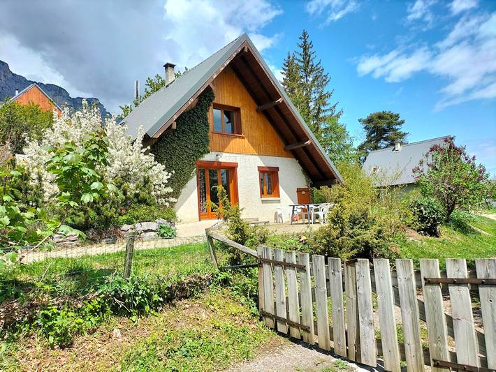 Location de vacances pour 8 personnes, avec terrasse et jardin, animaux acceptés dans l' Isère