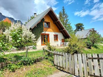 Maison de campagne pour 8 personnes, avec jardin et terrasse, animaux acceptés à Saint-Hilaire (Isère)