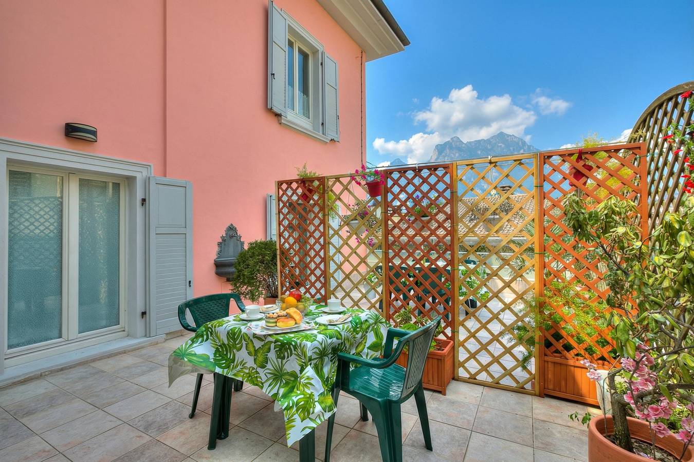 Charming Hotel Apartment: Steps from Beach & Restaurants in Torbole, Nago-Torbole