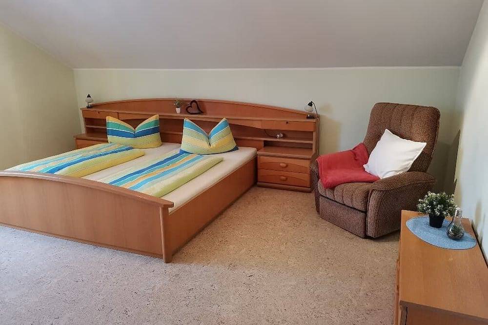 Ganze Wohnung, Ruhige Ferienwohnung (120 qm) mit sonnigem Balkon in Thanstein, Naturpark Oberpfälzer Wald