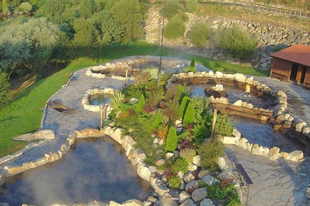 A Casa Do Regueiro, serving wine and thermal water in Cenlle, Ourense Region