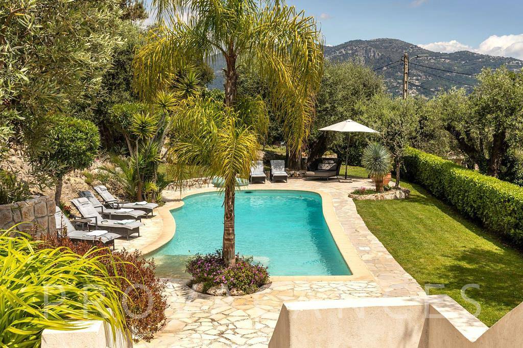 Holiday house in Carros with child-friendly pool in Carros, Cannes region