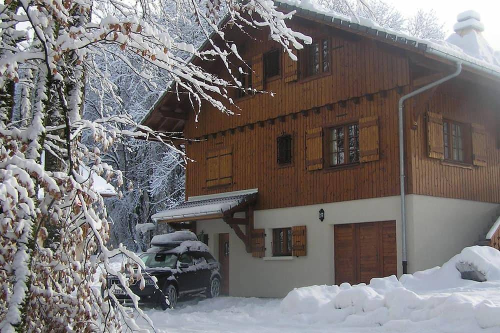 Beautiful chalet, large private garden, 5 minutes walk to ski lifts and lac bleu in Station de Morillon, Grand Massif