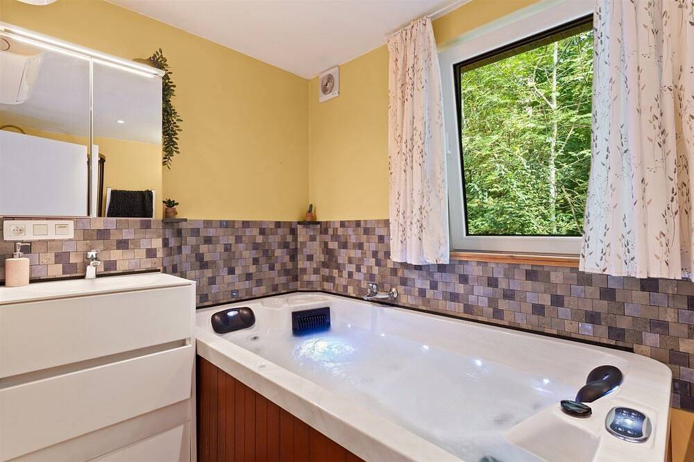 Chalet with jacuzzi and sauna in unique location in nature. Quiet enjoyment. in Stekene, Ostflandern