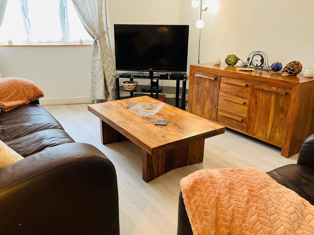 Two-Bedroom House in Bussière-Dunoise, Région de Guéret