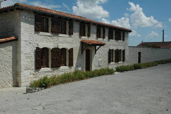 Location de vacances pour 11 personnes, avec vue et terrasse ainsi que jardin et piscine, animaux acceptés à Nanteuil-Auriac-de-Bourzac