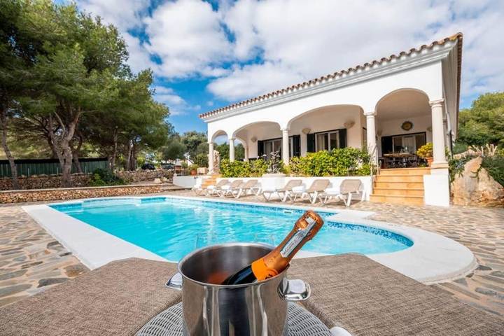 Casa de vacaciones para 10 personas, con jacuzzi además de jardín y piscina en Menorca