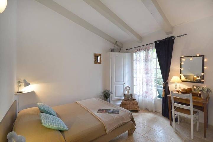 Location de vacances pour 5 personnes, avec piscine ainsi que terrasse et jardin, animaux acceptés à Fontvieille - 2
