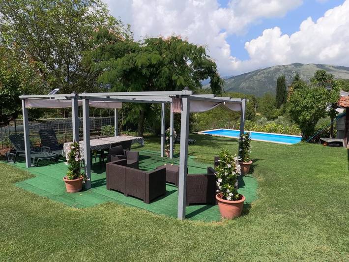 Location de vacances pour 2 personnes, avec Terrasse ainsi que Jardin et Piscine à Fontechiari