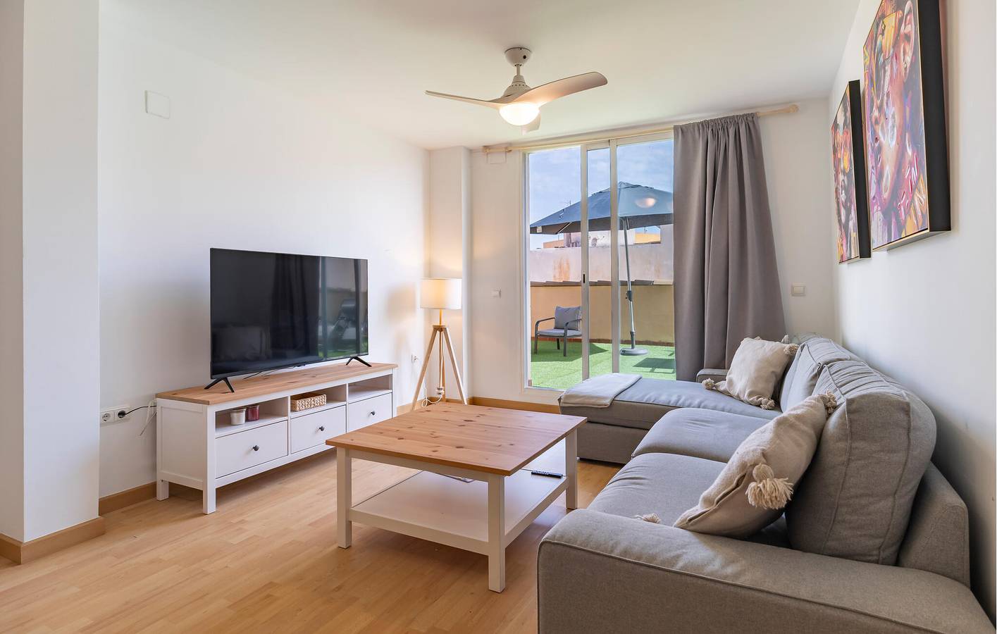 Entire holiday apartment, Modern Apartment with Terrace, WiFi & AC - Close to Beach & Town in Torremolinos Centre, Torremolinos
