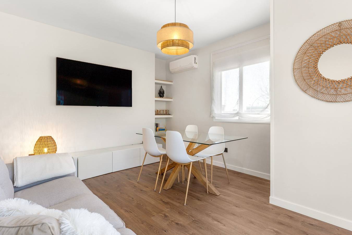 Entire apartment, B&B Apartments. Modern and Luxurious Apartment Less Than 100 Meters from the Beach in La Cala de Mijas, Mijas