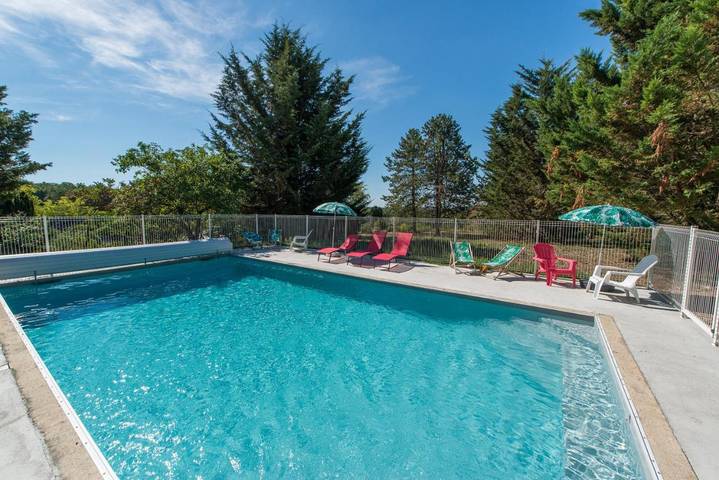 Location de vacances pour 4 personnes, avec piscine ainsi que jardin et vue, animaux acceptés à Saint-Épain