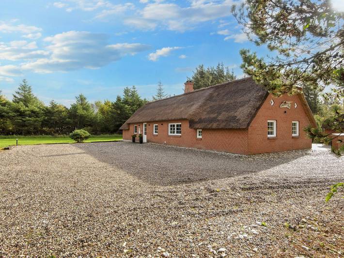 Ferieudlejning for 12 personer, med jacuzzi og pool, husdyr tilladt i Husby