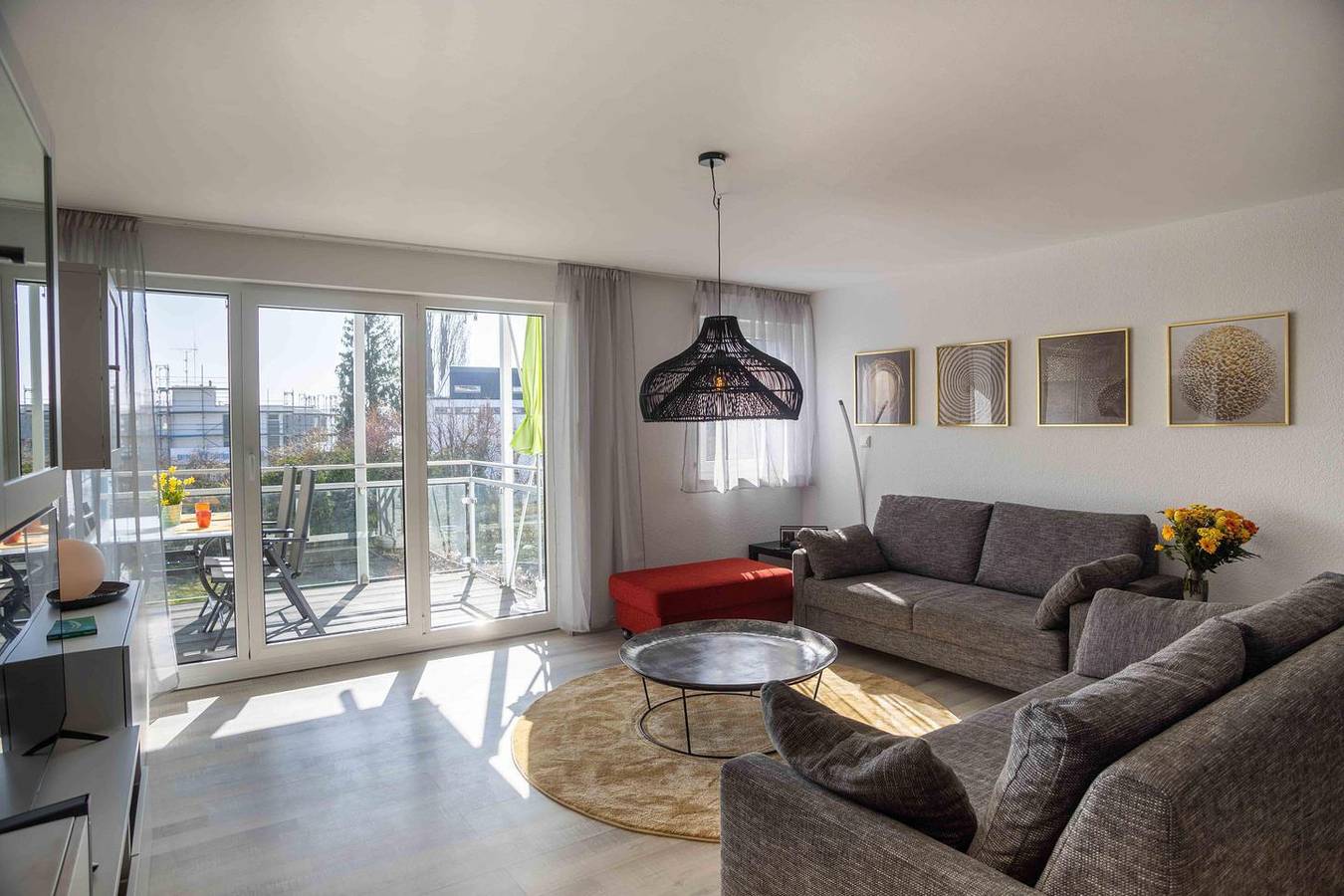 Ganze Wohnung, Komfortable Ferienwohnung mit überdachtem Balkon nahe See und Zentrum in Überlingen in Überlingen, Region Bodensee-Oberschwaben