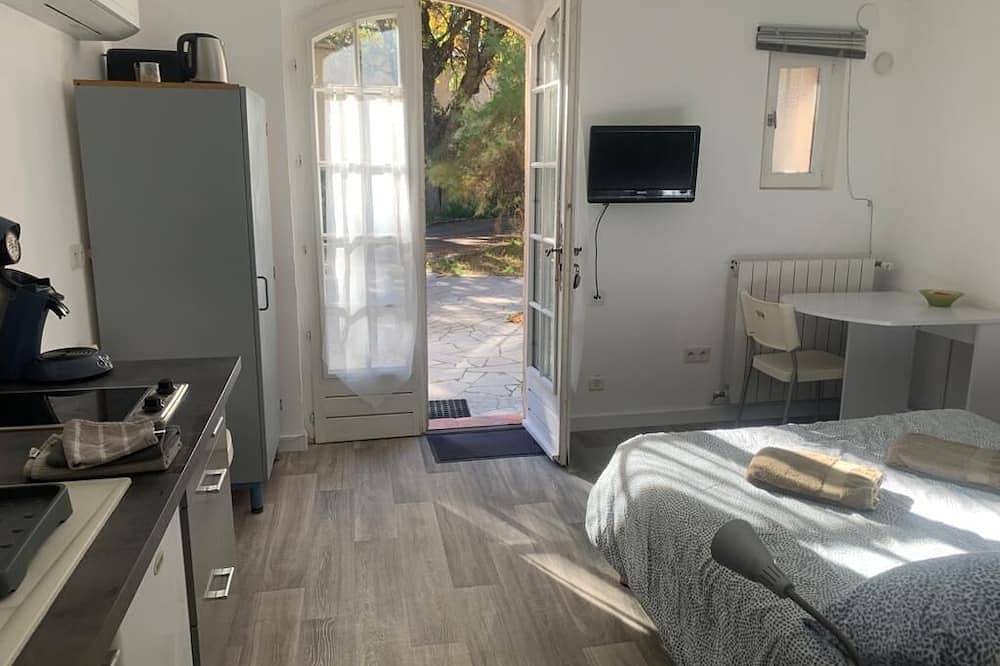 Appartement entier, Studio indépendant en rez de chaussé de villa, avec parking sécurisé in Pertuis, Parc naturel régional du Luberon