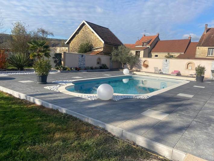 Gîte pour 4 personnes, avec Terrasse ainsi que Jardin et Piscine à Pouillenay