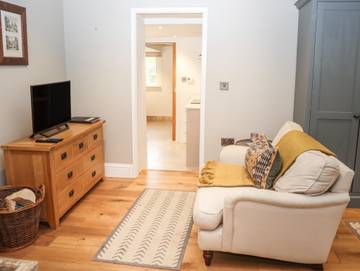 Log Cabin for 2 People in The Cotswolds, South West England, Photo 3