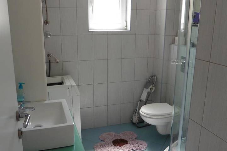 Ganze Wohnung, Familienfreundliche Ferienstrandwohnung in erster Reihe zum Meer (C6) in Stara Novalja, Pag